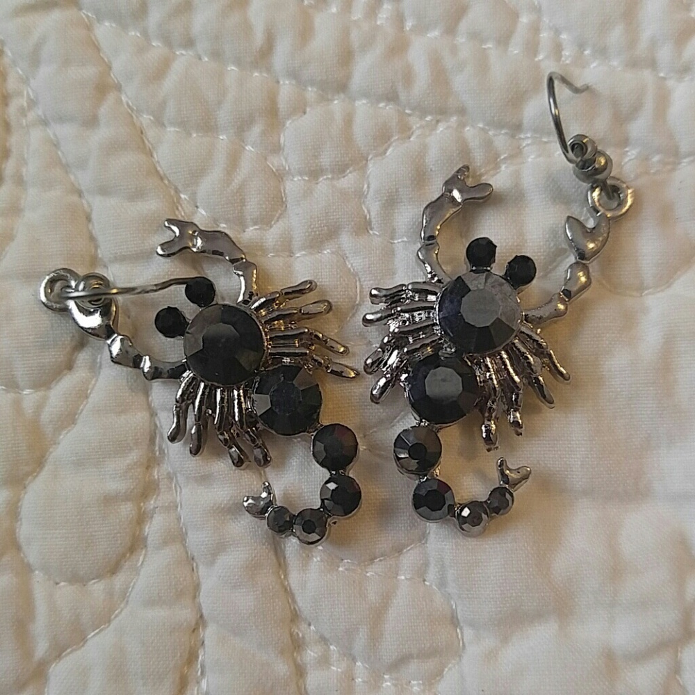 - Sivertone scorpion dangle earrings goth Halloween - Picture 2 of 4